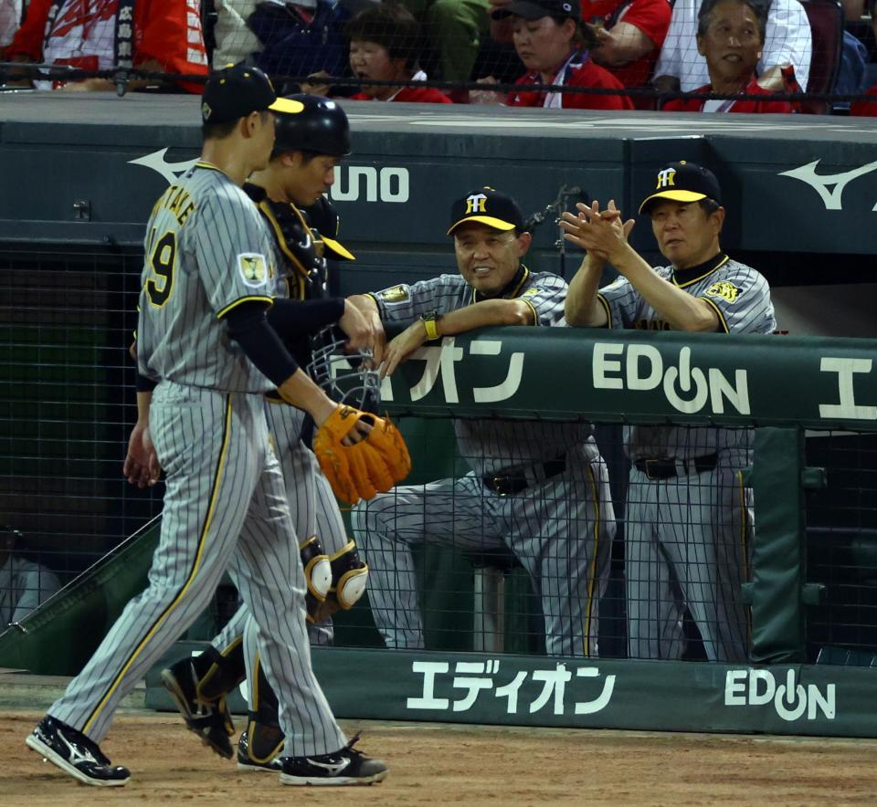 　６回を終えベンチ戻る大竹に笑顔を見せる岡田監督（中央）＝撮影・山口登