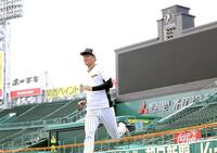 　久々の甲子園で走り込む高橋（撮影・田中太一）