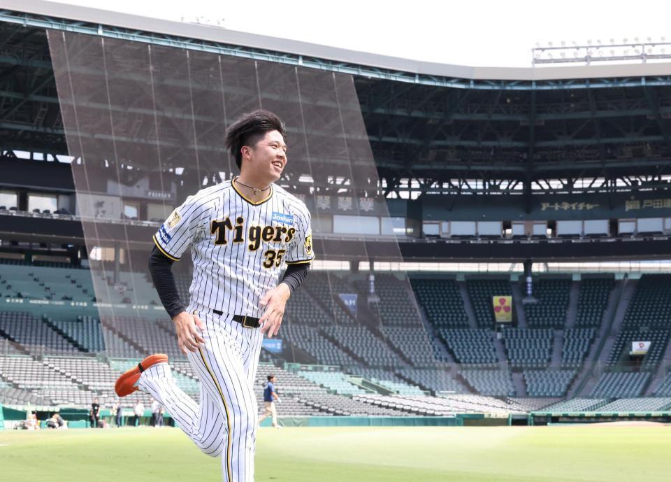 　久々の甲子園で汗を流す才木（撮影・田中太一）