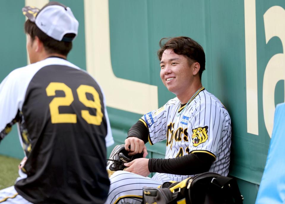 　練習の合間、高橋と話す村上（撮影・田中太一）