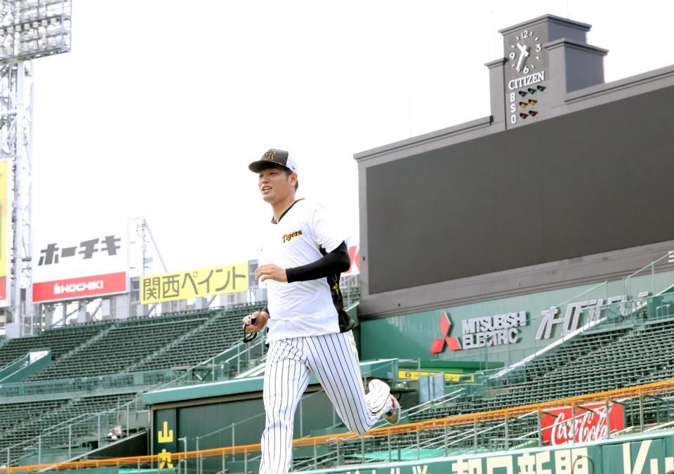 　久々の甲子園で走り込む高橋（撮影・田中太一）