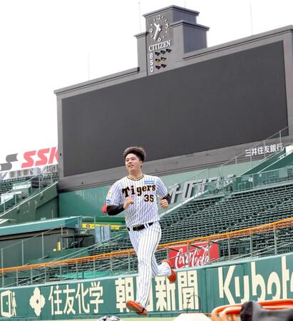 　久々の甲子園でダッシュを繰り返す才木（撮影・田中太一）