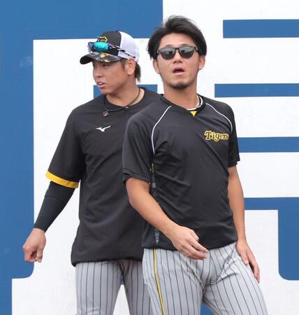 　梅野（左）とともにアップする伊藤将（撮影・西岡正）