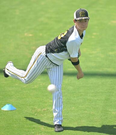 　入念にキャッチボールする下村（撮影・北村雅宏）