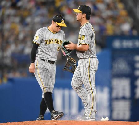 【写真】三塁へ送球する阪神・木浪　チェンジのはずが佐藤輝　ベース踏めず　タッチもできず