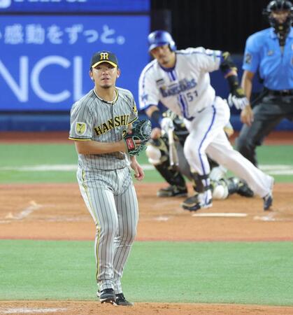 　３回、宮崎に勝ち越し打を浴びる伊藤将（撮影・西岡正）