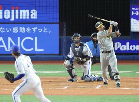 　７回、空振り三振に倒れる小野寺（撮影・西岡正）