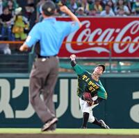 　７月２８日・中日戦の３回、大島の打球を処理して素早く送球する