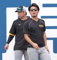 　梅野（左）とともにアップする伊藤将（撮影・西岡正）