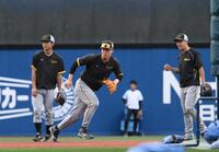 　試合前に遊撃手の守備位置で守備練習をする佐藤輝（中央）。左は熊谷、右は植田（撮影・堀内翔）