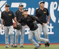 　守備ノックを受ける前川（手前）＝撮影・田中太一