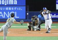 　３回、中前に勝ち越し打を放つ宮崎（撮影・西岡正）