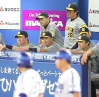 　３回、ワイルドピッチで４点目を失い、厳しい表情の岡田監督（撮影・西岡正）