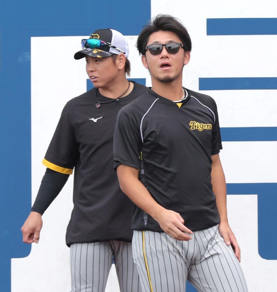 　梅野（左）とともにアップする伊藤将（撮影・西岡正）