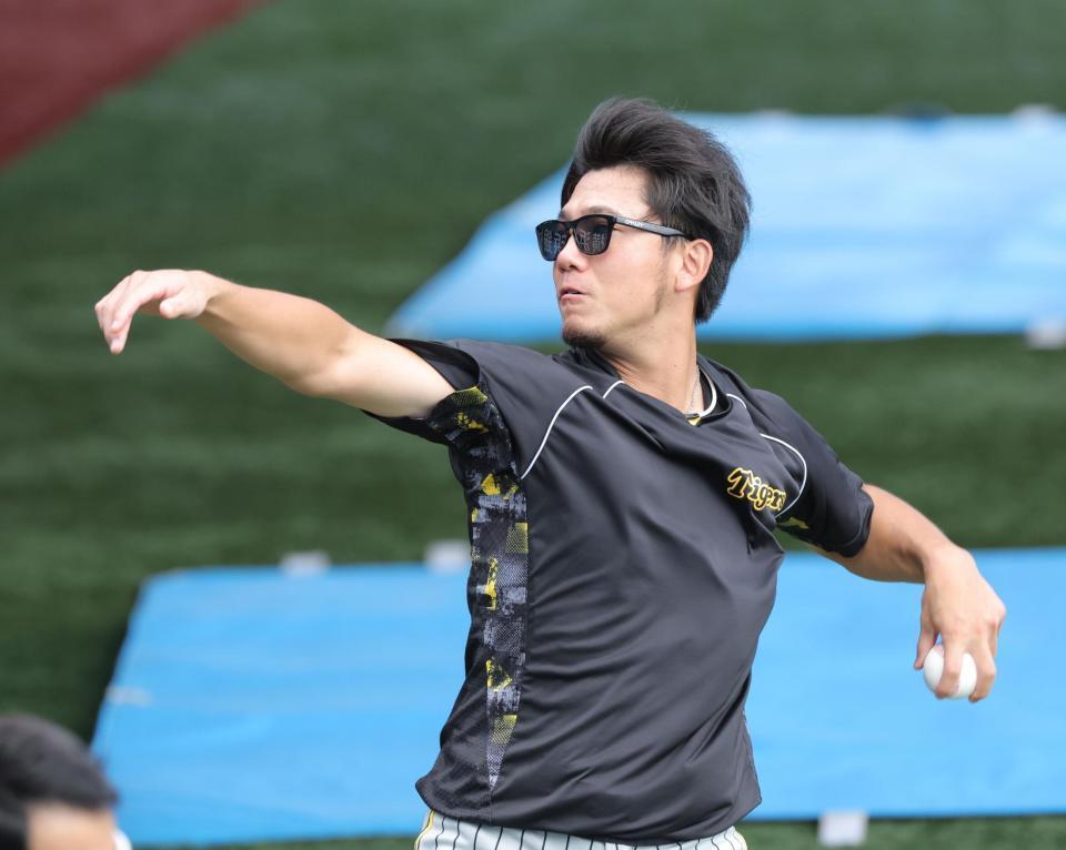 　登板に向け、調整する伊藤将（撮影・西岡正）