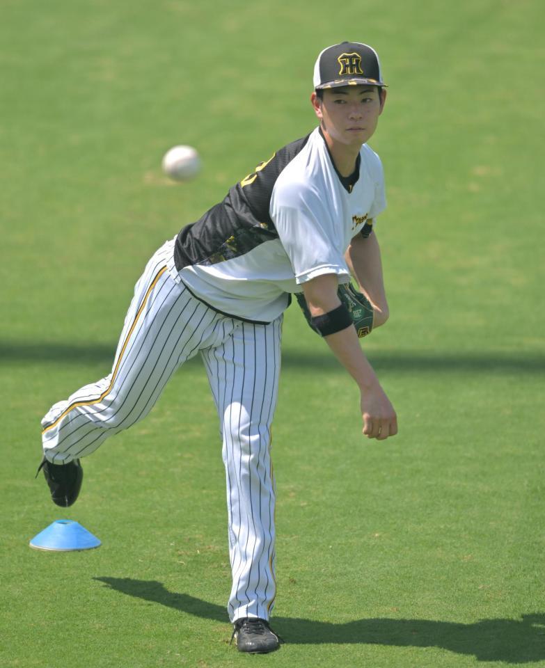 　入念にキャッチボールする下村（撮影・北村雅宏）