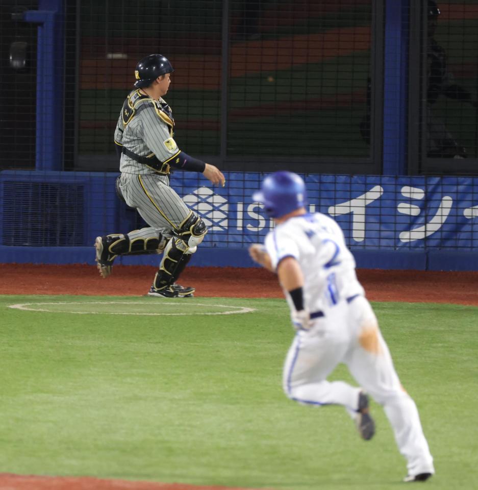 　３回、打者・山本の時、ワイルドピッチで４点目を失う（撮影・西岡正）