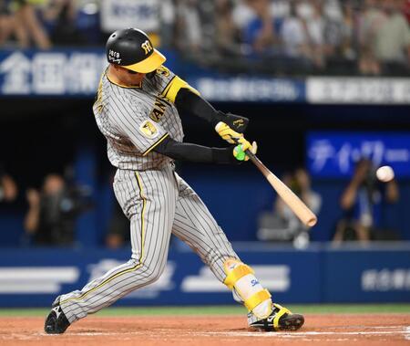 　８回、森下が中犠飛を放つ（撮影・堀内翔）