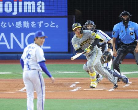 　１回、中前に先制打を放つ森下（撮影・西岡正）