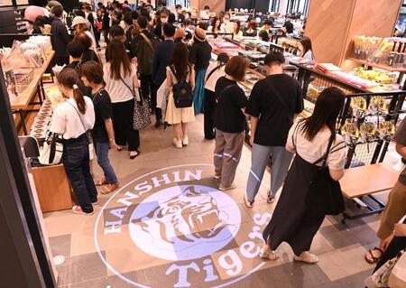 　大盛況のタイガースショップ店舗内（撮影・北村雅宏）