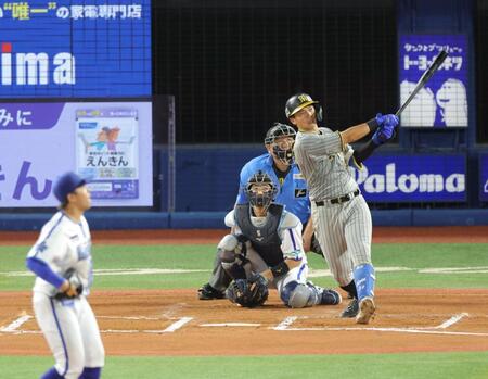 　６回、左越えに同点ソロを放つ井上（撮影・西岡正）