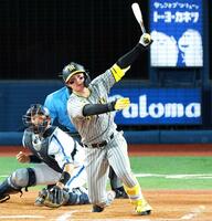 　７回、中犠飛を放つ森下（撮影・西岡正）