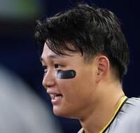 　１回、適時打を放った森下はベンチでナインに迎えられる（撮影・田中太一）