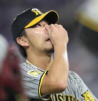 　３回、勝ち越しを許し、悔しさをにじませながらベンチへ戻る伊藤将（撮影・田中太一）