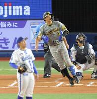 　６回、左越えに同点ソロを放ち、ジャンプする井上（撮影・西岡正）