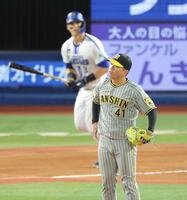 　６回、オースティンに勝ち越しソロを浴びた村上（撮影・西岡正）