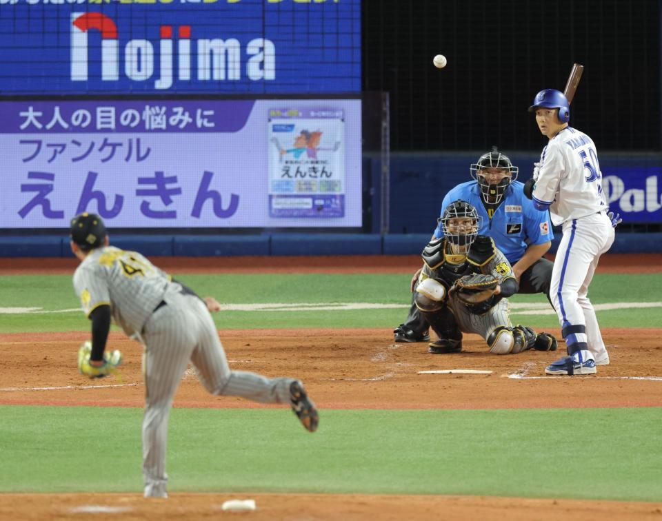 　４回、山本（右）にスローボールを投げる村上（撮影・西岡正）