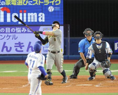 　４回、遊飛に凡退した佐藤輝（撮影・西岡正）