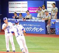 　６回、オースティンに勝ち越しソロを浴び、ベンチで悔しそうな表情を浮かべる岡田監督（撮影・西岡正）