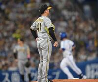 　６回、オースティン（後方）に勝ち越しのソロを浴びた村上（撮影・堀内翔）