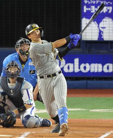 　６回、プロ初本塁打となる同点ソロを放つ＝２８日、横浜スタジアム