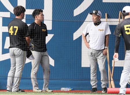 　（左から）桐敷と石井に話をする岡田監督＝２８日、横浜スタジアム