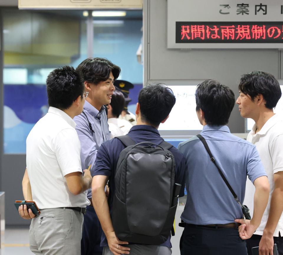 　帰阪する前、囲み取材に応じる井上（撮影・田中太一）