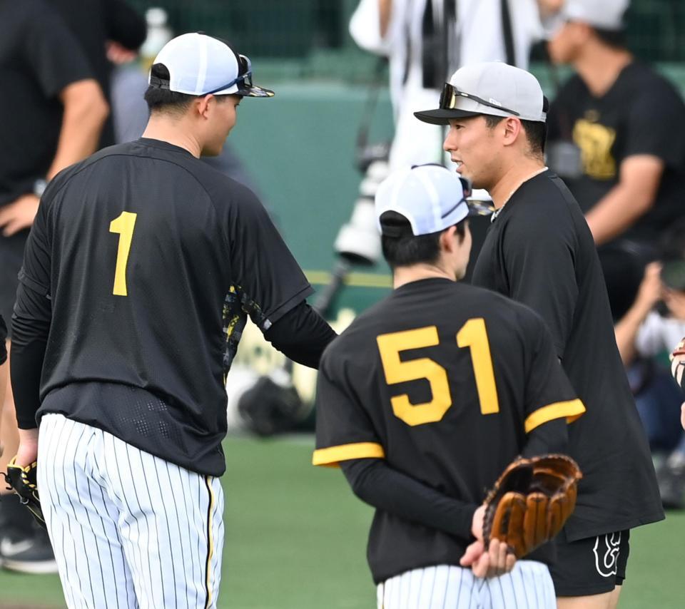 　森下（１）と話す浅野（撮影・飯室逸平）