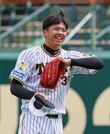 　登板に備えて調整する才木（撮影・立川洋一郎）