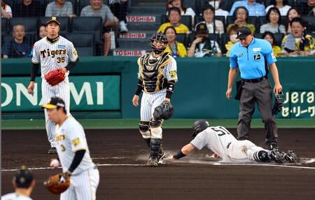 　１回、才木はモンテスの中前打で二走・浅野の生還を許す（撮影・山口登）