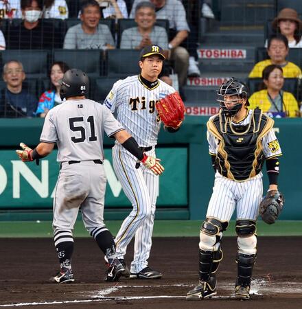 　１回、才木はモンテスの中前打で二走・浅野の生還を許す（撮影・山口登）