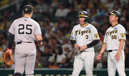 　６回、死球を受けた大山（中央）は岡本和から声をかけられ優しい表情を見せる（撮影・中田匡峻）