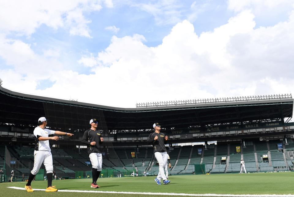 　外野で走塁練習する（右から）前川、森下、井上（撮影・飯室逸平）