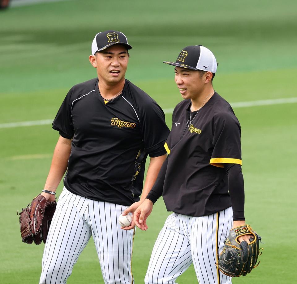 　キャッチボールを終え、笑顔を見せる桐敷（左）と石井（撮影・山口登）