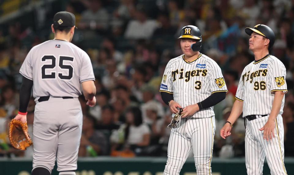 　６回、死球を受けた大山（中央）は岡本和から声をかけられ優しい表情を見せる（撮影・中田匡峻）