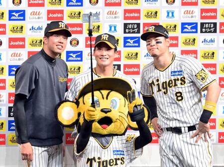 　トラッキーと記念撮影をする（左から）才木、木浪、佐藤輝（撮影・立川洋一郎）