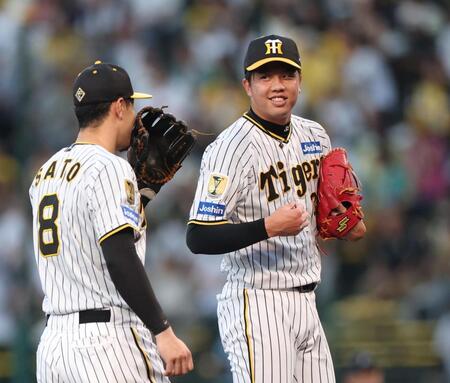 　１回、打席に吉川を迎え、佐藤輝（左）に声をかけられる才木（撮影・中田匡峻）