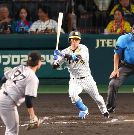 　７回、二塁内野安打を放つ近本（撮影・山口登）