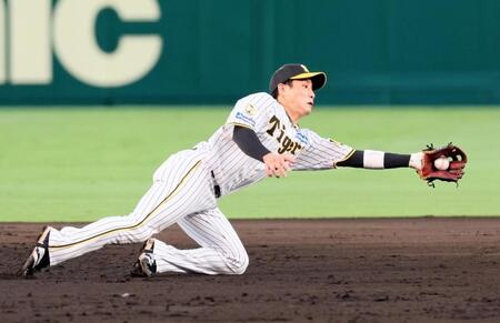 　１回、門脇の打球を飛びついてキャッチする木浪（撮影・立川洋一郎）