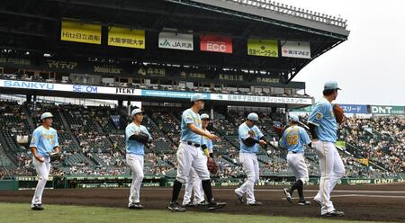 　水色のユニホームを着用した阪神ナインはキャッチボールに向かう（撮影・中田匡峻）